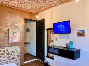 a room with a tv on a wall with a counter at Habitaciones Colonial Zaci in Valladolid +25 photos