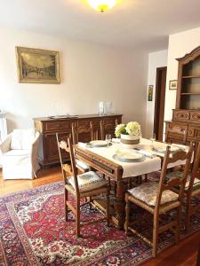 a dining room with a table and chairs on a rug at Residenza Arilica - Silkeys in Peschiera del Garda