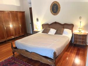 a bedroom with a bed with wooden floors and wooden cabinets at Residenza Arilica - Silkeys in Peschiera del Garda