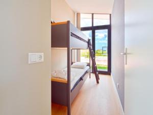 a bunk bed in a room with a window at Kaag in Oud-Ade
