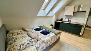 a small bedroom with a bed and a kitchen at Pokoje nad Jeziorem Solina in Solina