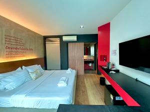 a hotel room with a bed with a flat screen tv at Stellars Samed Resort in Ko Samed