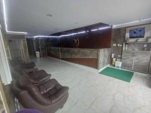a waiting room with two leather chairs and a bar at HOTEL DULCES SUEÑOS in Buenaventura