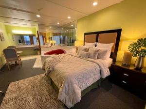 a bedroom with a large bed and a bathroom at Grand Persepolis Inn in Niagara Falls