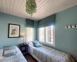 a bedroom with two beds and a chandelier at Levin Lumienkeli A6 in Levi