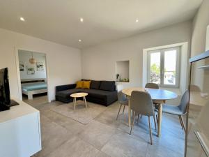 ein Wohnzimmer mit Sofa und Tisch in der Unterkunft HostHelp - Les Balises in Bevaix