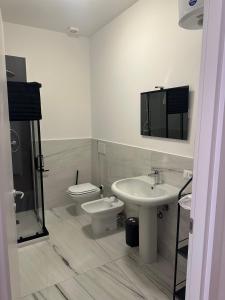 a bathroom with a sink and a toilet at Hotel 31 in Limena
