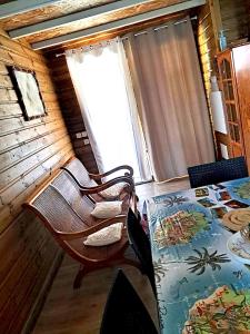a room with a table and a chair and a window at Ti Caz Bana in Le Tampon