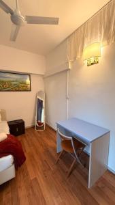 ein blauer Schreibtisch in einem Zimmer mit einem Bett in der Unterkunft Host Roma in Rom