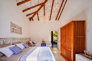 a bedroom with a large bed in a room at Casa Mandala Corumbau in Corumbau