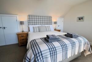 a bedroom with a bed with two towels on it at Harbourside Apartment in Anstruther
