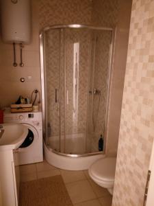 ein Badezimmer mit Dusche, Toilette und Waschbecken in der Unterkunft Dunja Doboj in Doboj + 2 Fotos