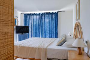 a bedroom with a bed and a window at Villa Claudia - YourPlace Abruzzo in Termoli