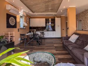 ein Wohnzimmer mit Sofa und Tisch in der Unterkunft Villa Lenis - Panoramic Pool in Mandello del Lario