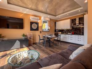 ein Wohnzimmer mit Sofa und Tisch in der Unterkunft Villa Lenis - Panoramic Pool in Mandello del Lario + 30 Fotos