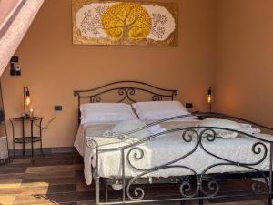ein Schlafzimmer mit einem großen Bett mit weißer Bettwäsche in der Unterkunft Villa Lenis - Panoramic Pool in Mandello del Lario