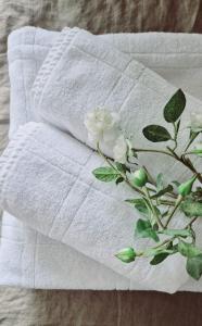 a white towel with a white flower on it at Levin Lumienkeli A6 in Levi
