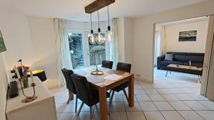 a kitchen and dining room with a table and chairs at Ferienwohnung Waldblick in Allensbach