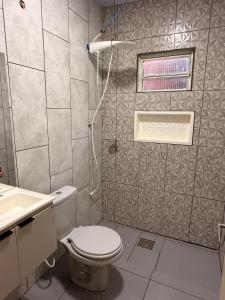 a bathroom with a toilet and a sink and a shower at Casa central in Dourados