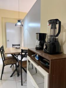 a kitchen with a blender on top of a counter at Centro de Alfenas Térreo Completo in Alfenas