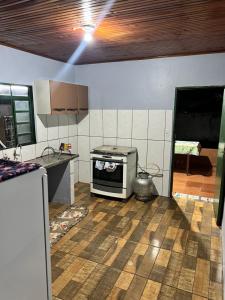 a kitchen with a stove and a counter top at Casa central in Dourados