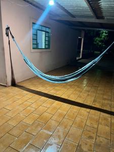 a hammock hanging from a ceiling in a room at Casa central in Dourados