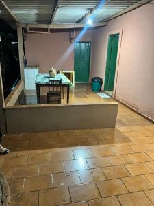 an empty room with a table and a table at Casa central in Dourados