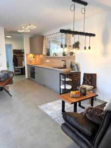 a kitchen and living room with a table at Gemütlicher Bungalow bei Aalen,Abtsgmünd in Abtsgmünd