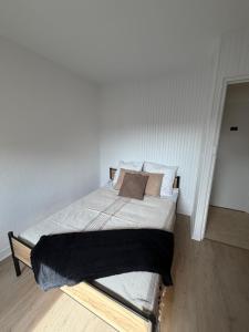 a large bed in a room with at Studio 16 proche du PAL in Dompierre-sur-Besbre
