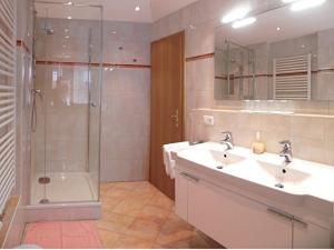 ein Badezimmer mit zwei Waschbecken, Dusche und Badewanne in der Unterkunft Haus Frechen in Berchtesgaden + 16 Fotos
