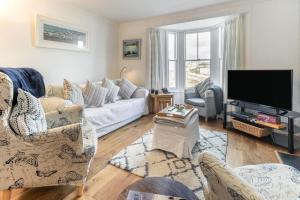 a living room with a couch and a tv at 3 Bed in Porthleven oc-harbli in Porthleven