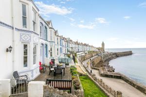 a row of houses next to the ocean at 3 Bed in Porthleven oc-harbli in Porthleven