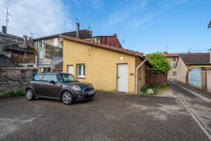 a small car parked in front of a house at Appartement la Perle in Ambérieu-en-Bugey