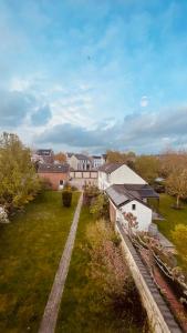 an aerial view of a yard with a building at Hotel Heynen in Valkenburg