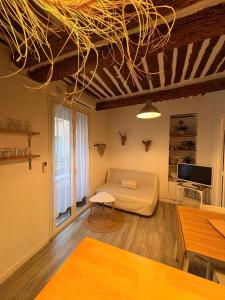 a living room with a bed and a table at Cassis et ses trésors in Cassis