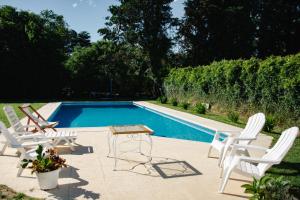 a group of chairs sitting around a swimming pool at AMADO-Un sueño in Junín