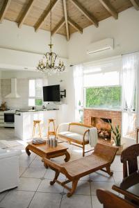 a living room with a fireplace and a chandelier at AMADO-Un sueño in Junín