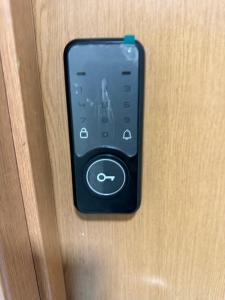 a black remote control on a wooden door at Conforto103 in Caruaru +5 photos