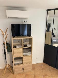 a television on a stand in a room at Cassis et ses merveilleuses Calanques in Cassis
