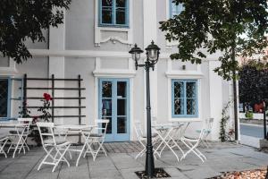 a street light with chairs and tables in front of a building at KOKORO am Kirchplatz in Sankt Veit am Vogau