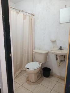 a bathroom with a toilet and a sink at Tu hogar ideal, cómodo, acogedor y único in Los Mochis