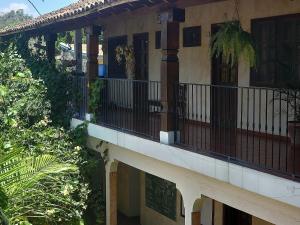 a building with a balcony with a porch at Don Pablo bed and breackfast in Copán Ruinas