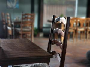 a wooden chair sitting next to a wooden table at Don Pablo bed and breackfast in Copán Ruinas