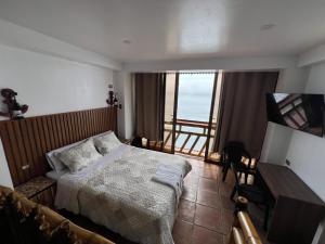 ein Schlafzimmer mit Bett und Meerblick in der Unterkunft Hotel Sunset Chancay in Chancay + 80 Fotos