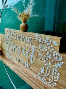 a sign that says home sweet home with a pineapple at Hirsere Studio 2 in Ursenbach