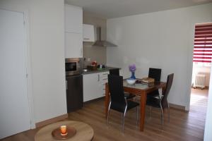 a kitchen and dining room with a table and chairs at A Casa de Chelo in Palas de Rei