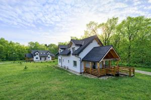 a large white house with a gambrel roof at Lisia Górka in Debina