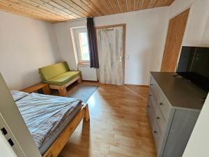 ein Schlafzimmer mit einem Bett, einem Schreibtisch und einem Stuhl in der Unterkunft Bachblick Apartment in Kremsmünster