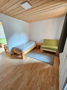 ein kleines Zimmer mit einem Bett und einer Bank in der Unterkunft Bachblick Apartment in Kremsmünster