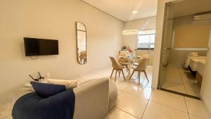 a living room with a couch and a table at Aurora Serena - Casa com 2 quartos, próximo a rodoviária e aeroporto in Palmas